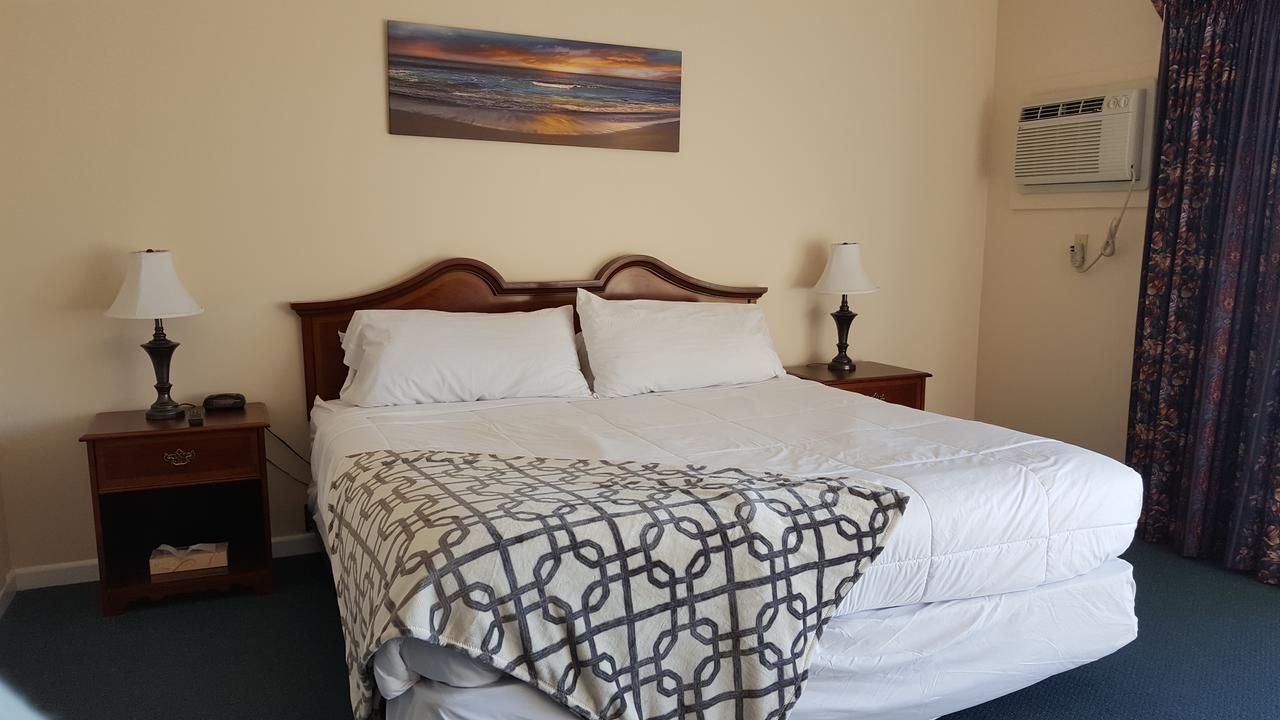 Smugglers Cove Inn Dayville Экстерьер фото