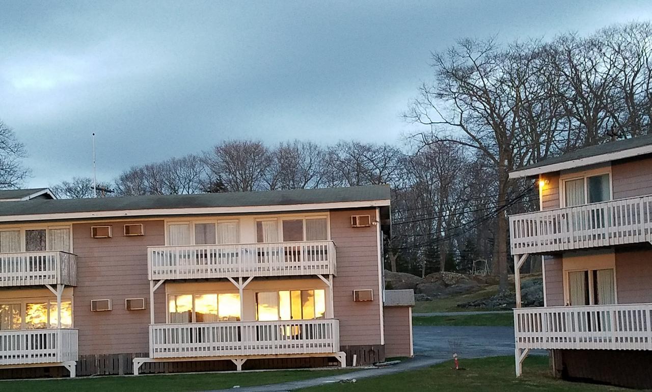 Smugglers Cove Inn Dayville Экстерьер фото