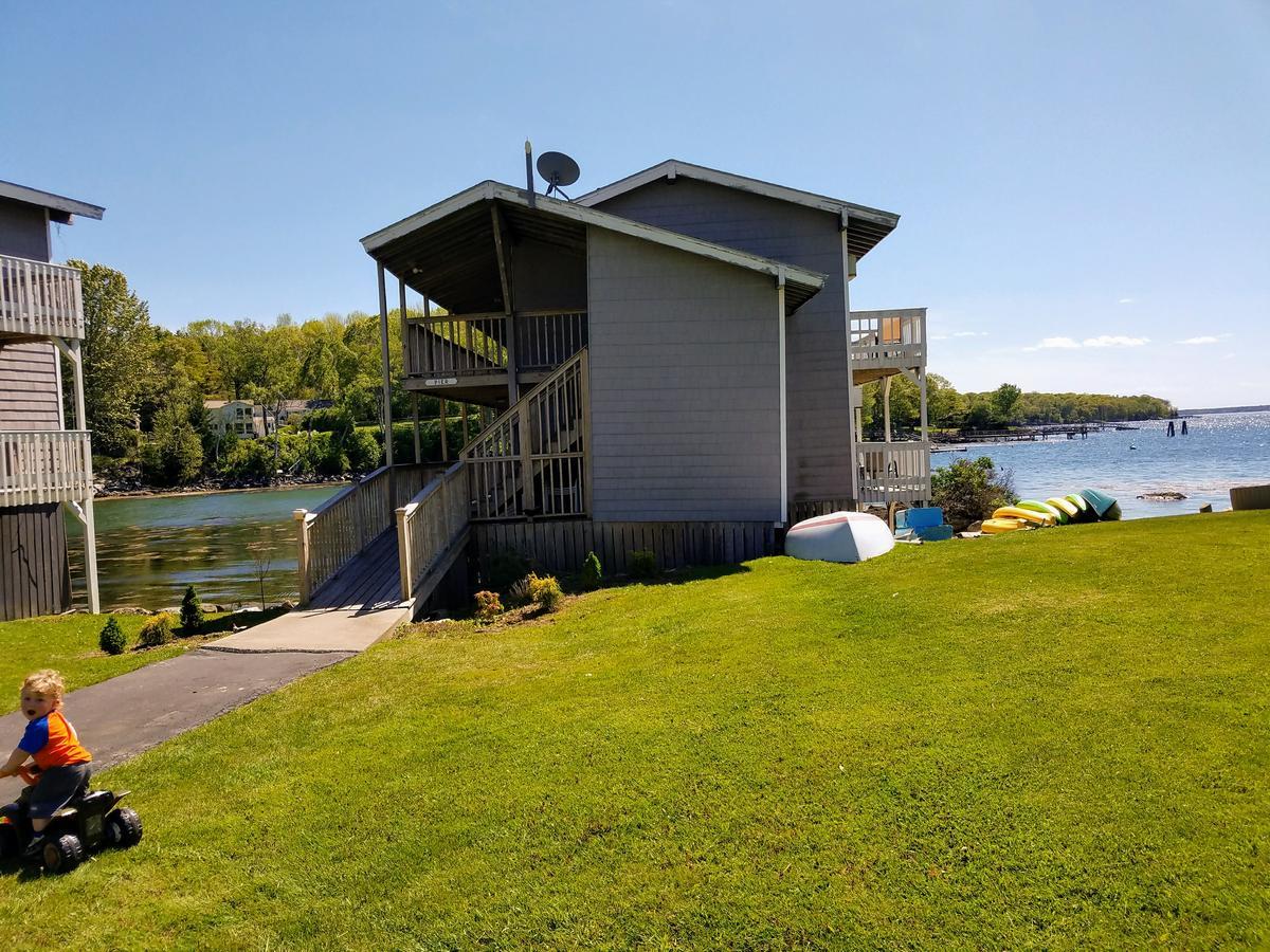 Smugglers Cove Inn Dayville Экстерьер фото