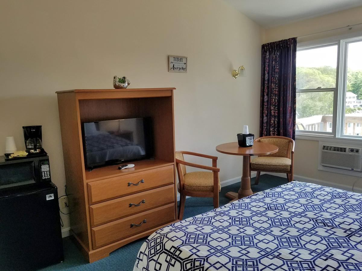Smugglers Cove Inn Dayville Экстерьер фото